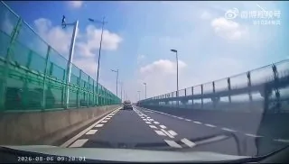 突然急刹车，反而怪后车跟的太近！这位大姐以后别开车上路害人了吧
