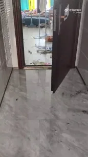 两个06年的合租，还没退房就走了，还欠一个月房租没给