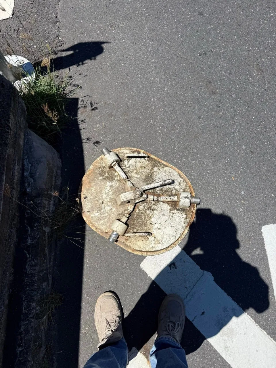 台湾一台战车开着开着，突然掉了一个零部件，台湾民众走进看发现是底部逃生口舱盖。台湾民众说这么烂的东西还怎么打战？