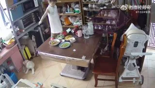 孩子上桌干坏事，家长情绪还挺稳定的！