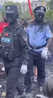 中国云南的火把节，互相抹黑送祝福。😂