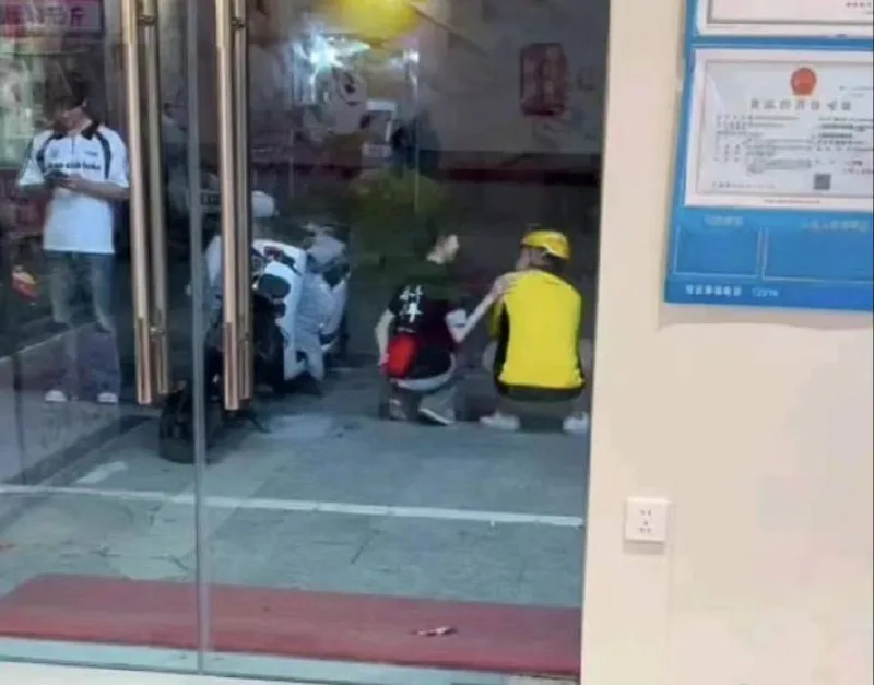 网友拍到蜜雪冰城打工的妹子，在门口偷偷给自己送外卖的男友送手机
