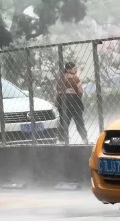 #台风 天气 门都吹掉了 ？