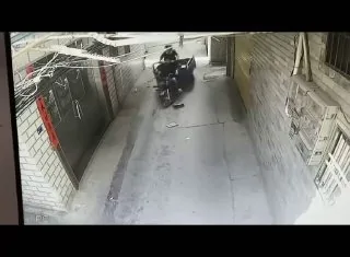 门撞坏了就跑