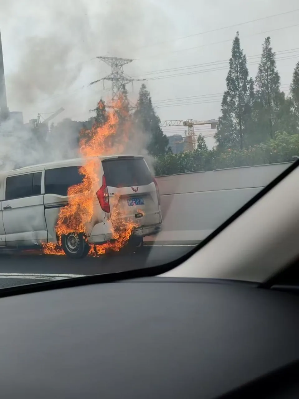 宁波港发生的 #烧车