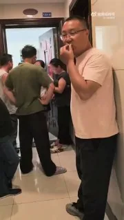 上门讨债，被债主儿子泼水和吐口水驱赶