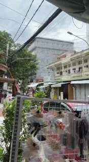 #群友投稿：金边BKK1区中国男子赤裸上身在房顶上来回徘徊 一看就是DU品吸多了，上头了，等下要被带走了🤣