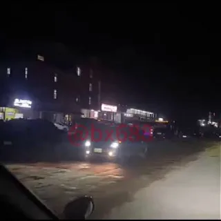 #网友反馈：戈公某处地点深夜被突袭，看样子抓了不少人，准备装车带走了。